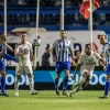 Jogadores de Avaí e Santos disputando bola no primeiro turno da Série B 2024, com torcida ao fundo