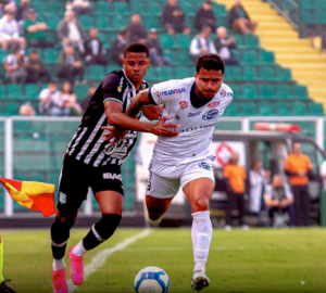 Figueirense acaba cedendo ao empate contra o São José