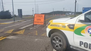 Viatura da PMRv durante interdição na Serra do Rio do Rio do Rastro