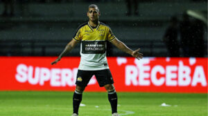 Criciúma precisa de efeito suspensivo para poder usar Trauco contra o Vasco