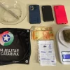 Drogas, celulares e dinheiro apreendidos pela Polícia Militar em Criciúma