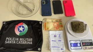 Drogas, celulares e dinheiro apreendidos pela Polícia Militar em Criciúma