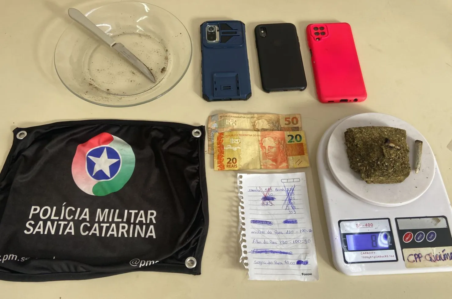 Drogas, celulares e dinheiro apreendidos pela Polícia Militar em Criciúma