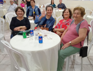 Idosos se divertem na domingueira em Capivari de Baixo