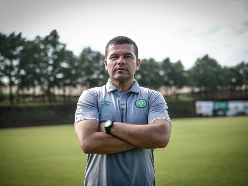 Umberto Louzer deixa o comando técnico da Chapecoense