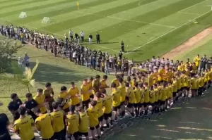 VÍDEO: Eder é homenageado com ‘corredor humano’ no CT