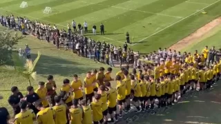 Eder sendo homenageado por atletas e funcionários do Criciúma