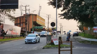 A rótula localizada no cruzamento das ruas Álvaro Catão e Luiz Lazzarin foi totalmente liberada para o trânsito nesta sexta-feira (30)