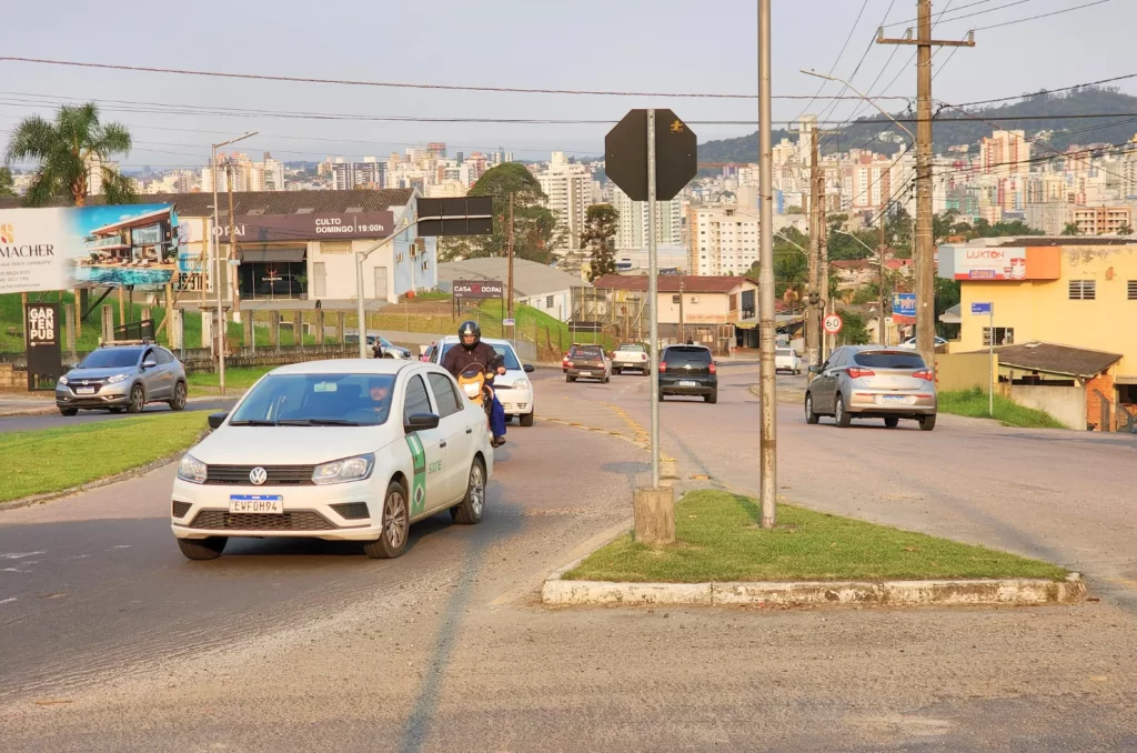 A rótula localizada no cruzamento das ruas Álvaro Catão e Luiz Lazzarin foi totalmente liberada para o trânsito nesta sexta-feira (30)