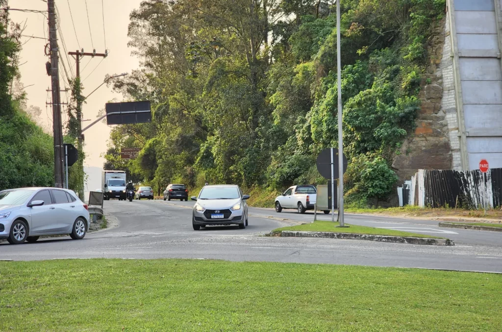 A rótula localizada no cruzamento das ruas Álvaro Catão e Luiz Lazzarin foi totalmente liberada para o trânsito nesta sexta-feira (30)