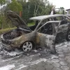 Imagem do veículo Gol G3 preto em chamas sendo atendido pelo Corpo de Bombeiros na rua Manoel José da Cunha, São José