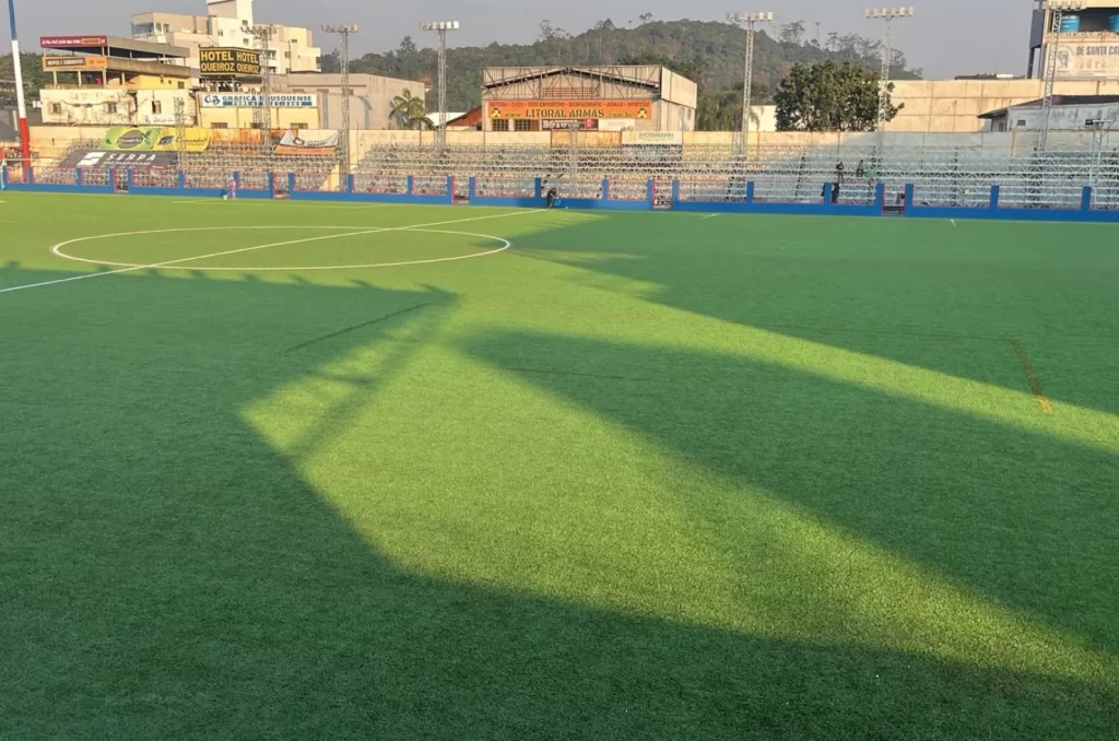 Estádio Augusto Bauer com gramado sintético recém-instalado