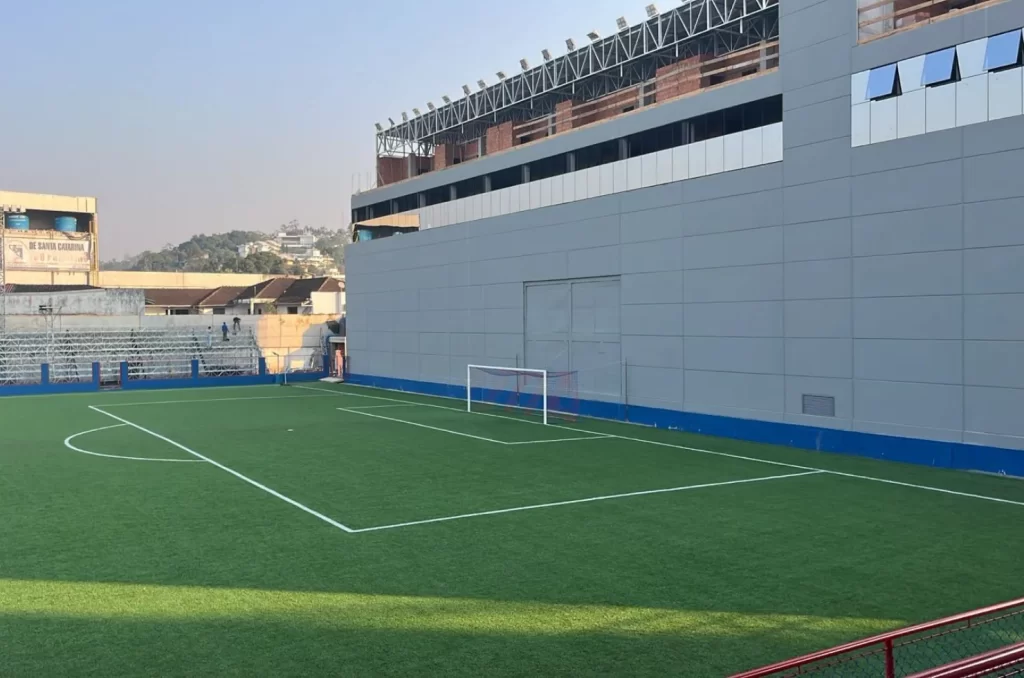 Centro comercial em construção atrás de um dos gols do Estádio Augusto Bauer