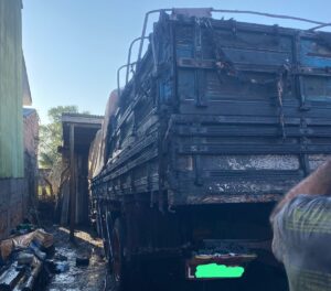 Incêndio deixa caminhão parcialmente destruído em Araranguá