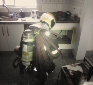 Cozinha de apartamento é danificada por incêndio em Criciúma