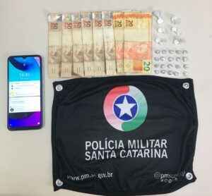 Passageiro pula de motocicleta para tentar escapar de abordagem policial, mas acaba detido em Criciúma