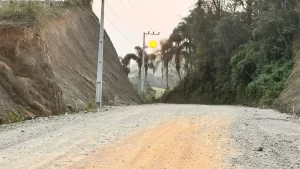 Prefeito de Pedras Grandes comemora pagamento de parcela do convênio para pavimentação de rodovia
