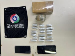 Dupla é presa após ser interceptada com drogas enquanto se deslocava de Criciúma para Tubarão