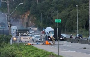 [VÍDEO] Ônibus incendiado e barricadas marcam dia de confronto entre criminosos e forças de segurança em Florianópolis