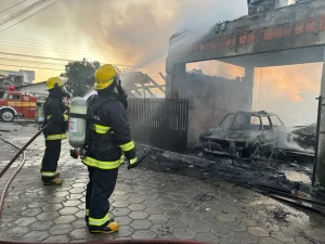[VÍDEO] Incêndio provoca destruição de três residências em Ilhota