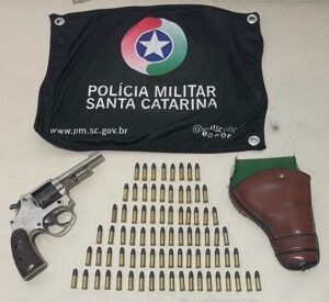 Ação policial apreende arma de fogo e munições durante abordagem de veículo em Araranguá