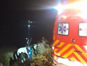 Condutor fica ferido após saída de pista de veículo seguida de capotamento na SC-108 em Meleiro