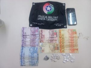 Ação de combate ao tráfico de drogas resulta na prisão de trio e apreensão de adolescente em Criciúma