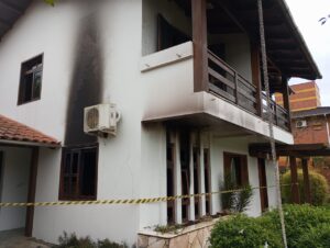 Residência é danificada por incêndio em Meleiro