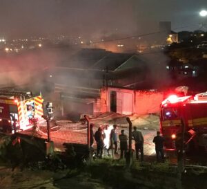 [VÍDEO] Residência é destruída por incêndio em Criciúma
