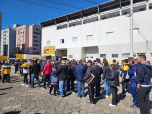 [VÍDEO] Torcedores chegam ao Estádio Heriberto Hulse para acompanhar a partida entre Criciúma e Grêmio