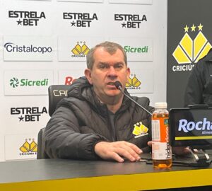 “Nosso time oscilou mais que o normal hoje”, afirma Tencati sobre a derrota do Criciúma para o Grêmio