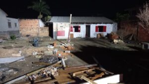 Morador de Içara provoca quebra-quebra em residência em dia de fúria