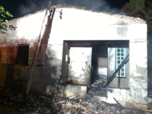 Moradora é retirada de residência em chamas com 70% do corpo queimado em Criciúma