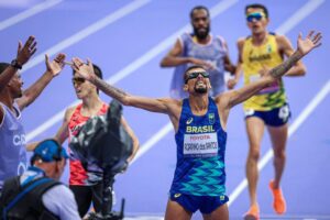 Júlio César Agripino conquista ouro e recorde mundial nos 5.000m em Paris