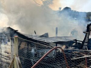 Fogo em lençol térmico provoca destruição de residência em Urubici