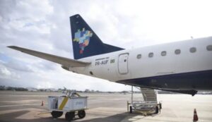 Aeroporto de Florianópolis é fechado após avião furar pneu na aterrissagem