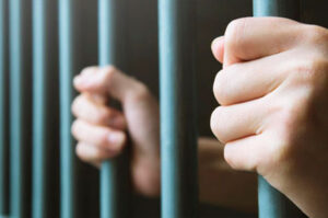 Homem que se passou por médium para abusar de adolescente é condenado