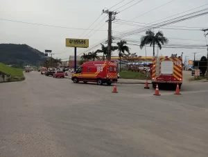 Acidente entre moto e carro deixa condutora e menina de 12 anos feridas em Tubarão