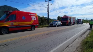 Jovem morre ao colidir moto em ponte em Garopaba