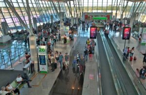 Transporte aéreo puxa alta do setor de serviços em junho