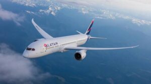 Aeronave da Latam não consegue pousar na base Aérea de Canoas