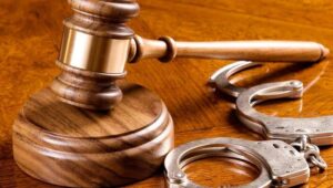 Estudante de direito é presa por ajudar facção criminosa