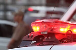 Ladrões arrombam porta de mercearia e levam alimentos