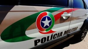 Mulher é presa após tentar invadir apartamento em Imbituba