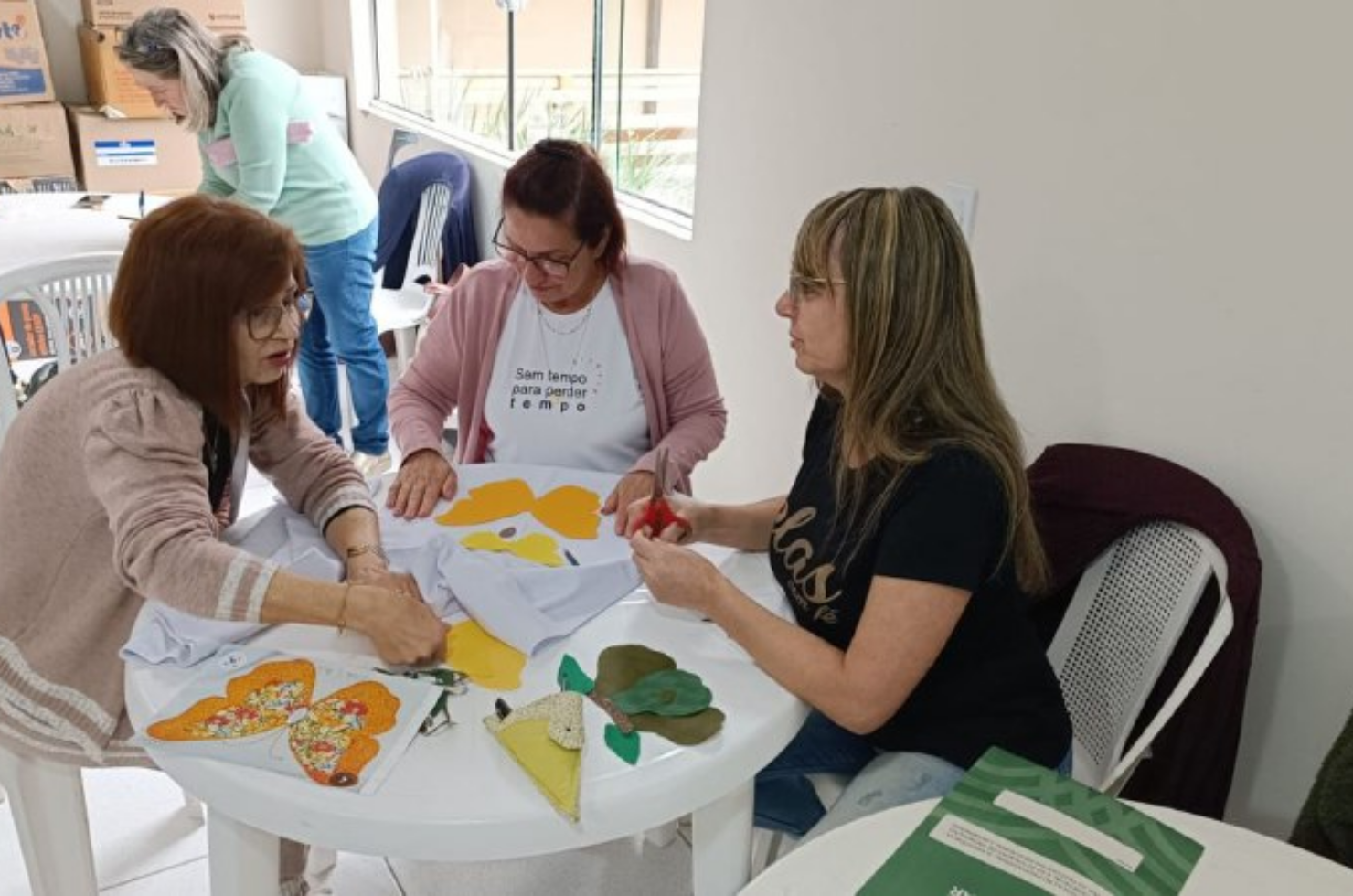 Grupo de mulheres participam de curso de patchcolagem Capviari de Baixo