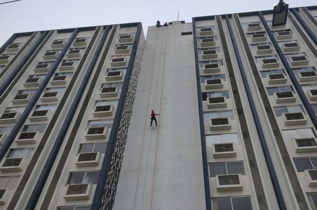 Corpo de Bombeiros realiza treinamento de rapel em Tubarão