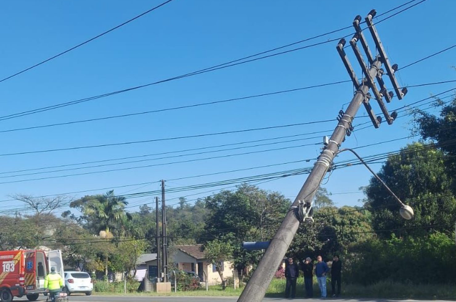 Cermoful trabalha em substituição de poste após acidente de trânsito