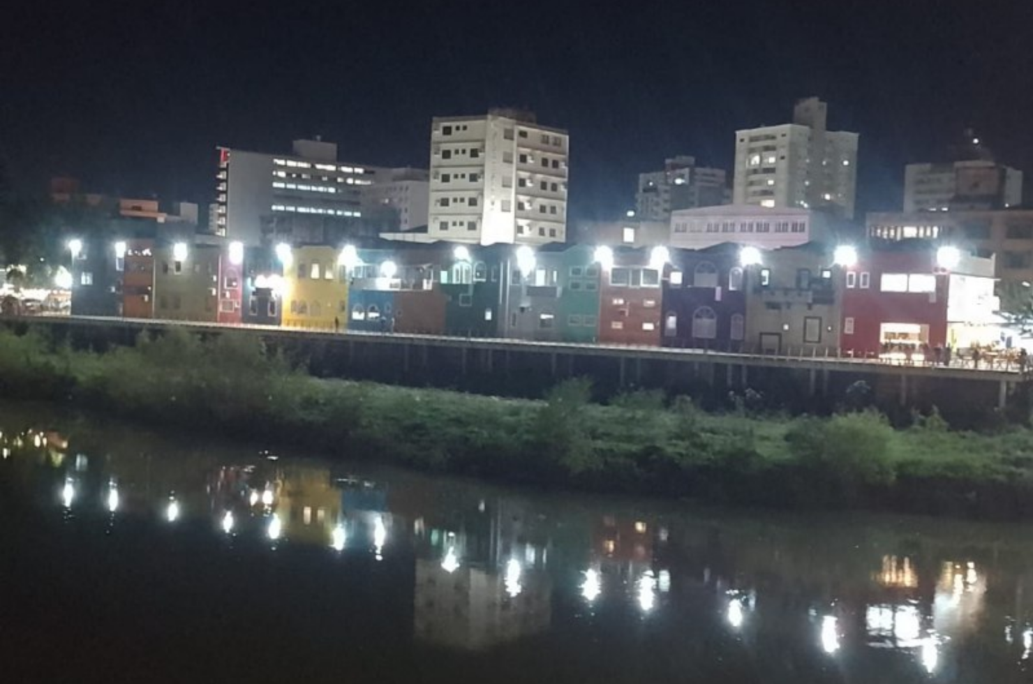 Sistema de iluminação do deck da beira-rio é acionado