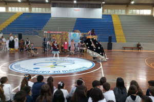 Festival ‘Vem cá meu boi’ é apresentado para alunos em Capivari de Baixo