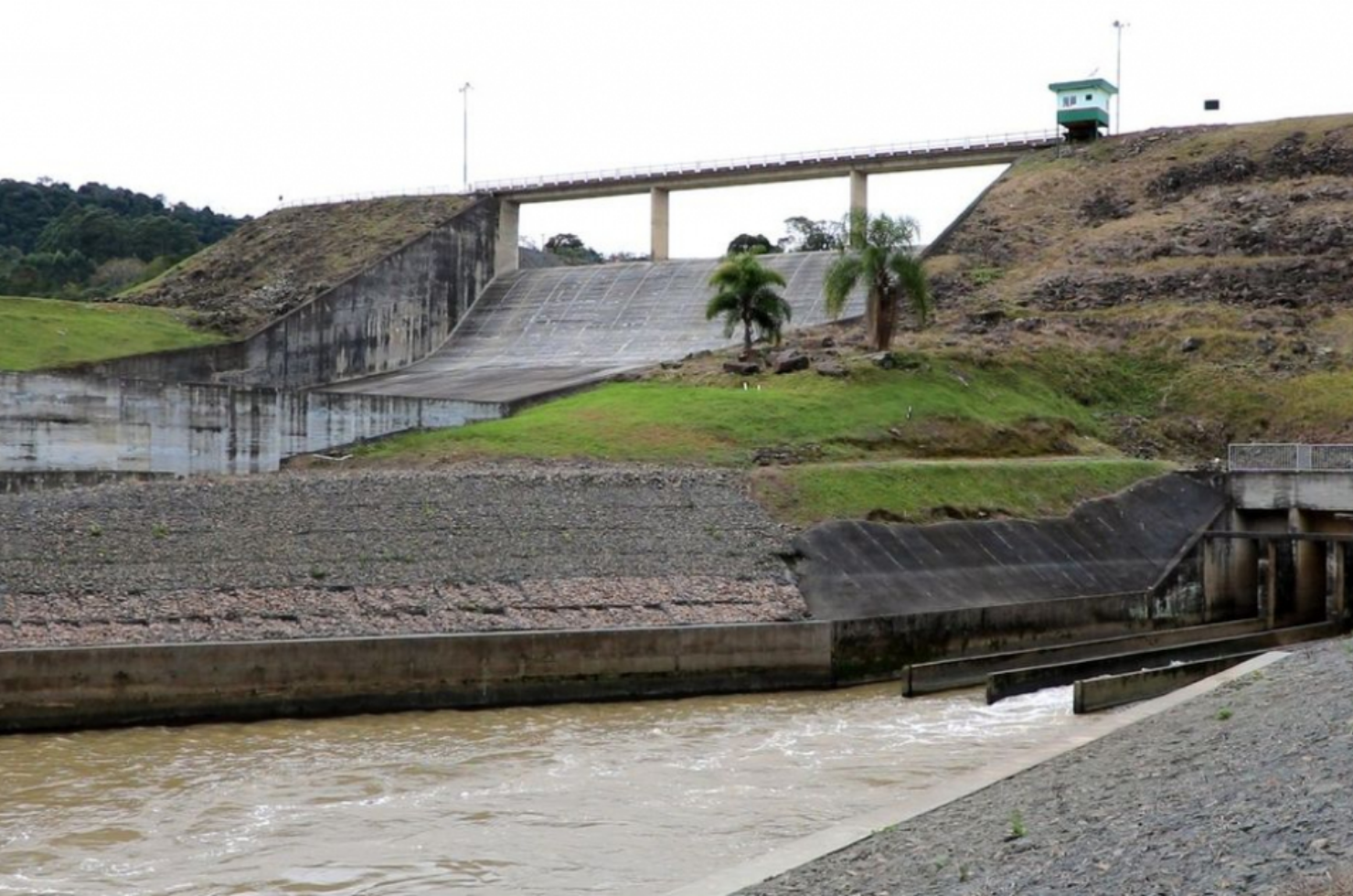 Defesa Civil realiza manutenção inédita em barragem de SC